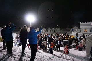 閉会式の餅まき